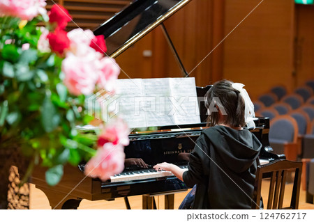 一位演奏家正在彈奏鋼琴 124762717
