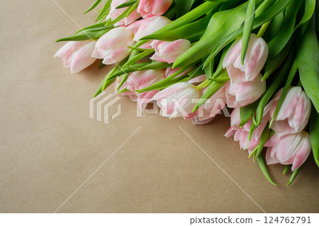 Pink tulips bouquet on brown craft paper background with copy space 124762791