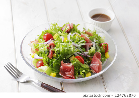 色彩鮮豔的生菜和火腿沙拉 124762876