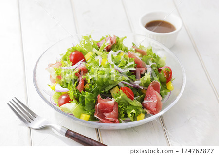 色彩鮮豔的生菜和火腿沙拉 色彩鮮豔的生菜和火腿沙拉 124762877