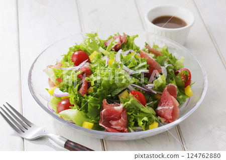 色彩鮮豔的生菜和火腿沙拉 124762880