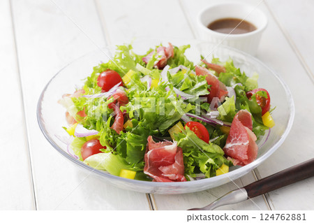 Bright salad of leaf lettuce and prosciutto Bright salad of leaf lettuce and prosciutto 124762881
