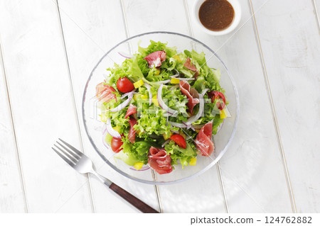 Bright salad of leaf lettuce and prosciutto 124762882