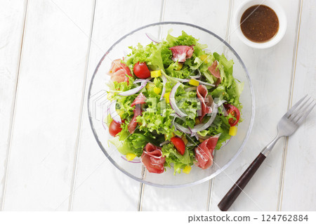 色彩鮮豔的生菜和火腿沙拉 色彩鮮豔的生菜和火腿沙拉 124762884