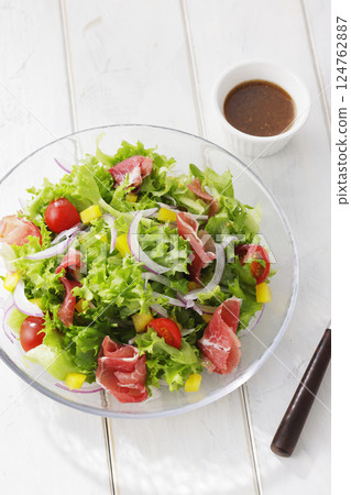 Bright salad of leaf lettuce and prosciutto Bright salad of leaf lettuce and prosciutto 124762887
