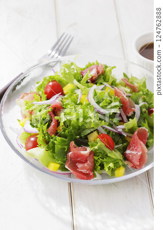 Bright salad of leaf lettuce and prosciutto Bright salad of leaf lettuce and prosciutto 124762888