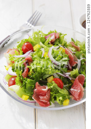 Bright salad of leaf lettuce and prosciutto Bright salad of leaf lettuce and prosciutto 124762889