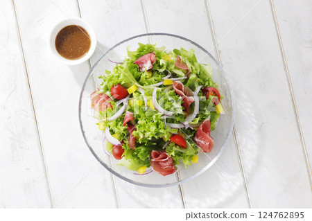 Bright salad of leaf lettuce and prosciutto Bright salad of leaf lettuce and prosciutto 124762895