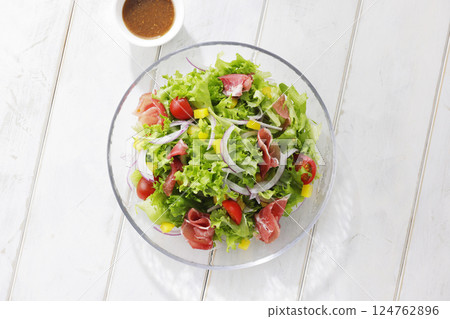Bright salad of leaf lettuce and prosciutto Bright salad of leaf lettuce and prosciutto 124762896