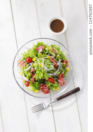 色彩鮮豔的生菜和火腿沙拉 124762897
