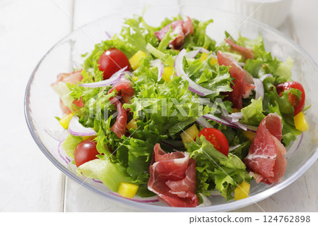 色彩鮮豔的生菜和火腿沙拉 124762898