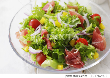 Bright salad of leaf lettuce and prosciutto 124762902