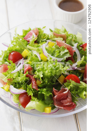 Bright salad of leaf lettuce and prosciutto Bright salad of leaf lettuce and prosciutto 124762906