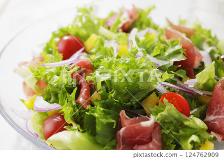 色彩鮮豔的生菜和火腿沙拉 124762909