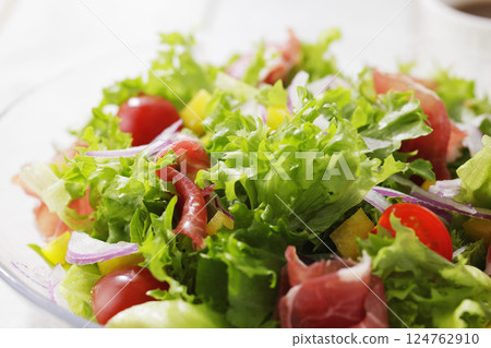 色彩鮮豔的生菜和火腿沙拉 124762910