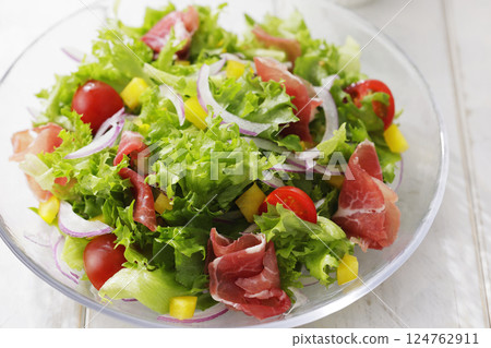 Bright salad of leaf lettuce and prosciutto 124762911