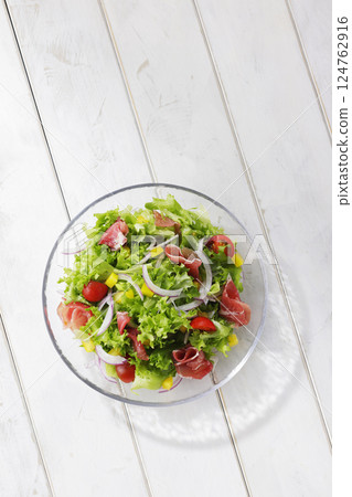 Bright salad of leaf lettuce and prosciutto Bright salad of leaf lettuce and prosciutto 124762916