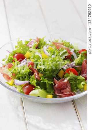 Bright salad of leaf lettuce and prosciutto Bright salad of leaf lettuce and prosciutto 124762920