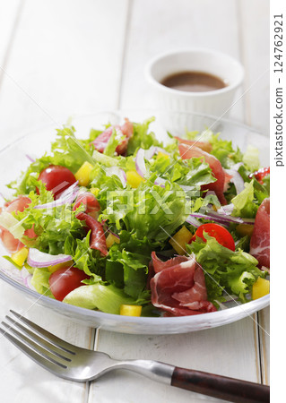 Bright salad of leaf lettuce and prosciutto Bright salad of leaf lettuce and prosciutto 124762921