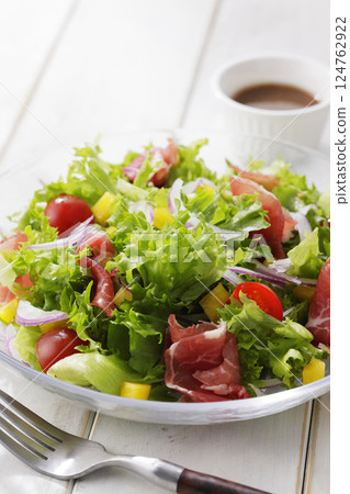 Bright salad of leaf lettuce and prosciutto Bright salad of leaf lettuce and prosciutto 124762922