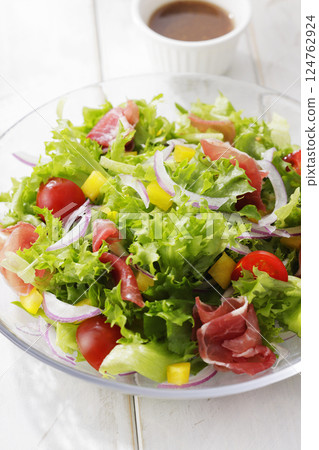 Bright salad of leaf lettuce and prosciutto Bright salad of leaf lettuce and prosciutto 124762924