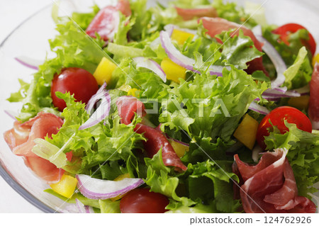 色彩鮮豔的生菜和火腿沙拉 124762926
