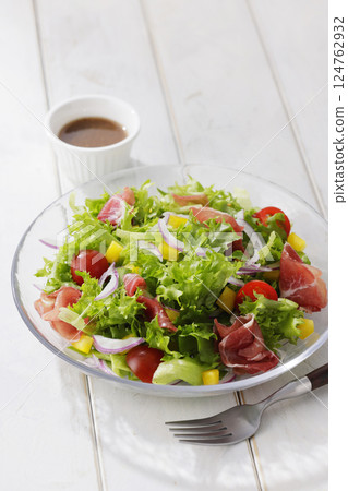 Bright salad of leaf lettuce and prosciutto Bright salad of leaf lettuce and prosciutto 124762932
