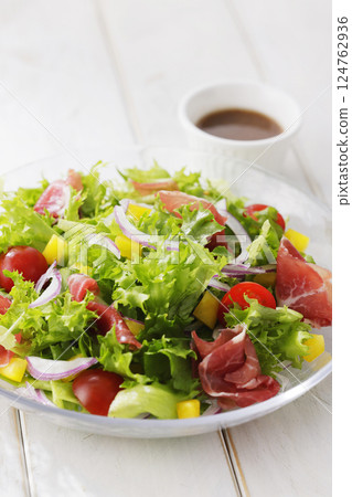 Bright salad of leaf lettuce and prosciutto Bright salad of leaf lettuce and prosciutto 124762936
