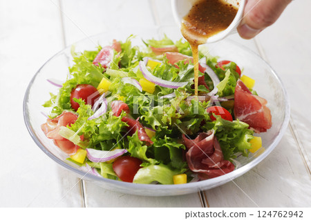 Bright salad of leaf lettuce and prosciutto 124762942