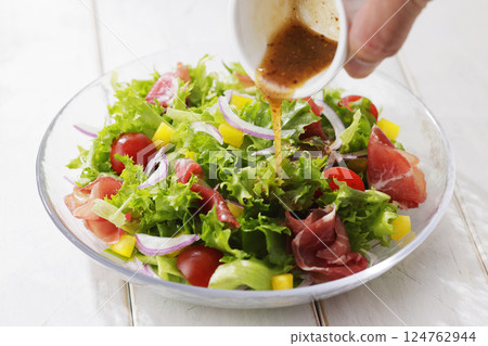 Bright salad of leaf lettuce and prosciutto 124762944