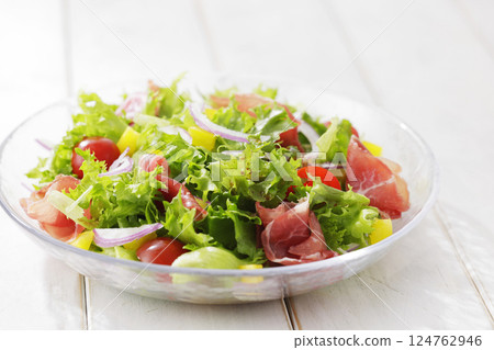 色彩鮮豔的生菜和火腿沙拉 124762946