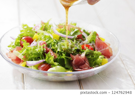 Bright salad of leaf lettuce and prosciutto Bright salad of leaf lettuce and prosciutto 124762948