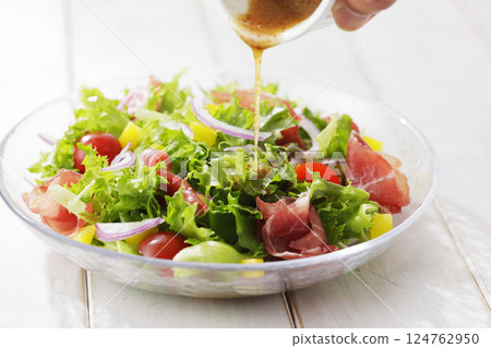 Bright salad of leaf lettuce and prosciutto 124762950