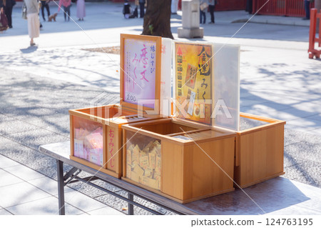 [日本] 東京千代田區神田神社內放置的一盒簽語 124763195