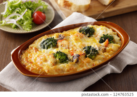 Macaroni gratin of shrimp and broccoli 124763525
