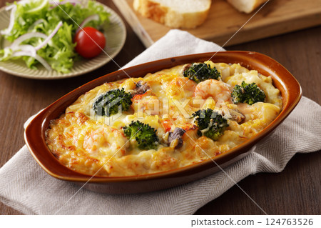 Macaroni gratin of shrimp and broccoli 124763526