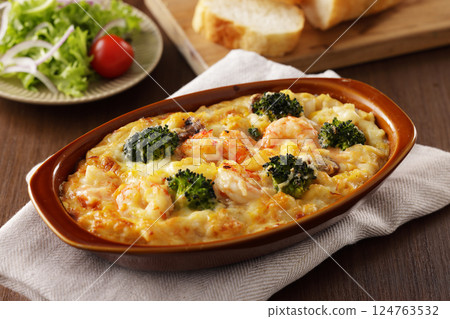 蝦和西蘭花通心粉焦乾酪 124763532