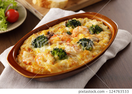 Macaroni gratin of shrimp and broccoli 124763533