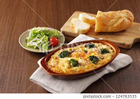 Macaroni gratin of shrimp and broccoli 124763535