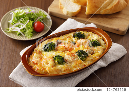 Macaroni gratin of shrimp and broccoli 124763536