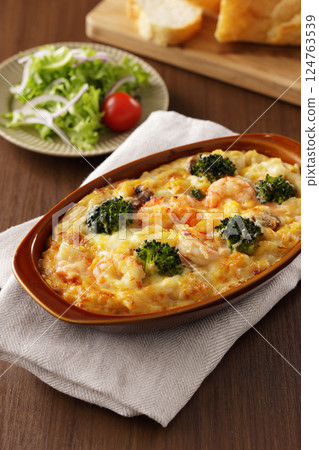 Macaroni gratin of shrimp and broccoli 124763539