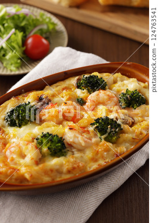 Macaroni gratin of shrimp and broccoli 124763541