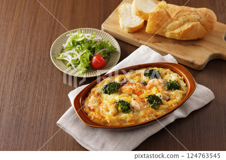 Macaroni gratin of shrimp and broccoli 124763545
