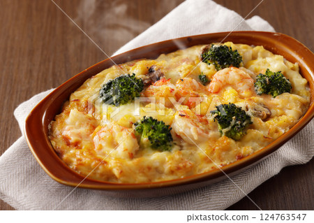 Macaroni gratin of shrimp and broccoli 124763547