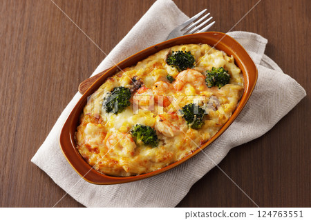 Macaroni gratin of shrimp and broccoli 124763551