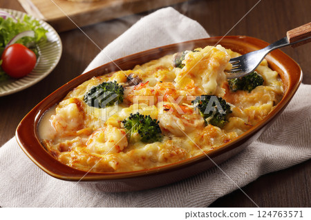 蝦和西蘭花通心粉焦乾酪 124763571