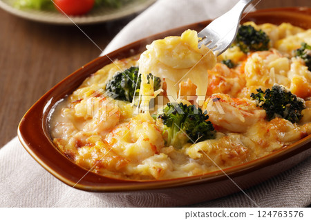 蝦和西蘭花通心粉焦乾酪 124763576