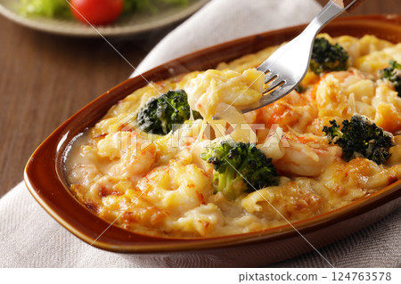 Macaroni gratin of shrimp and broccoli 124763578