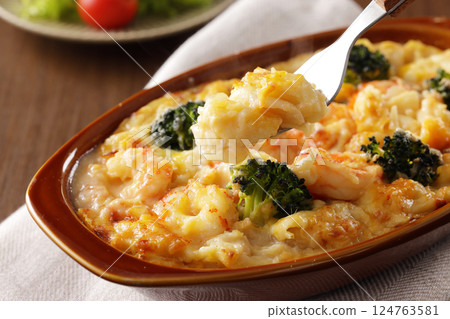 Macaroni gratin of shrimp and broccoli Macaroni gratin of shrimp and broccoli 124763581