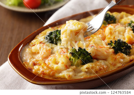 Macaroni gratin of shrimp and broccoli 124763584